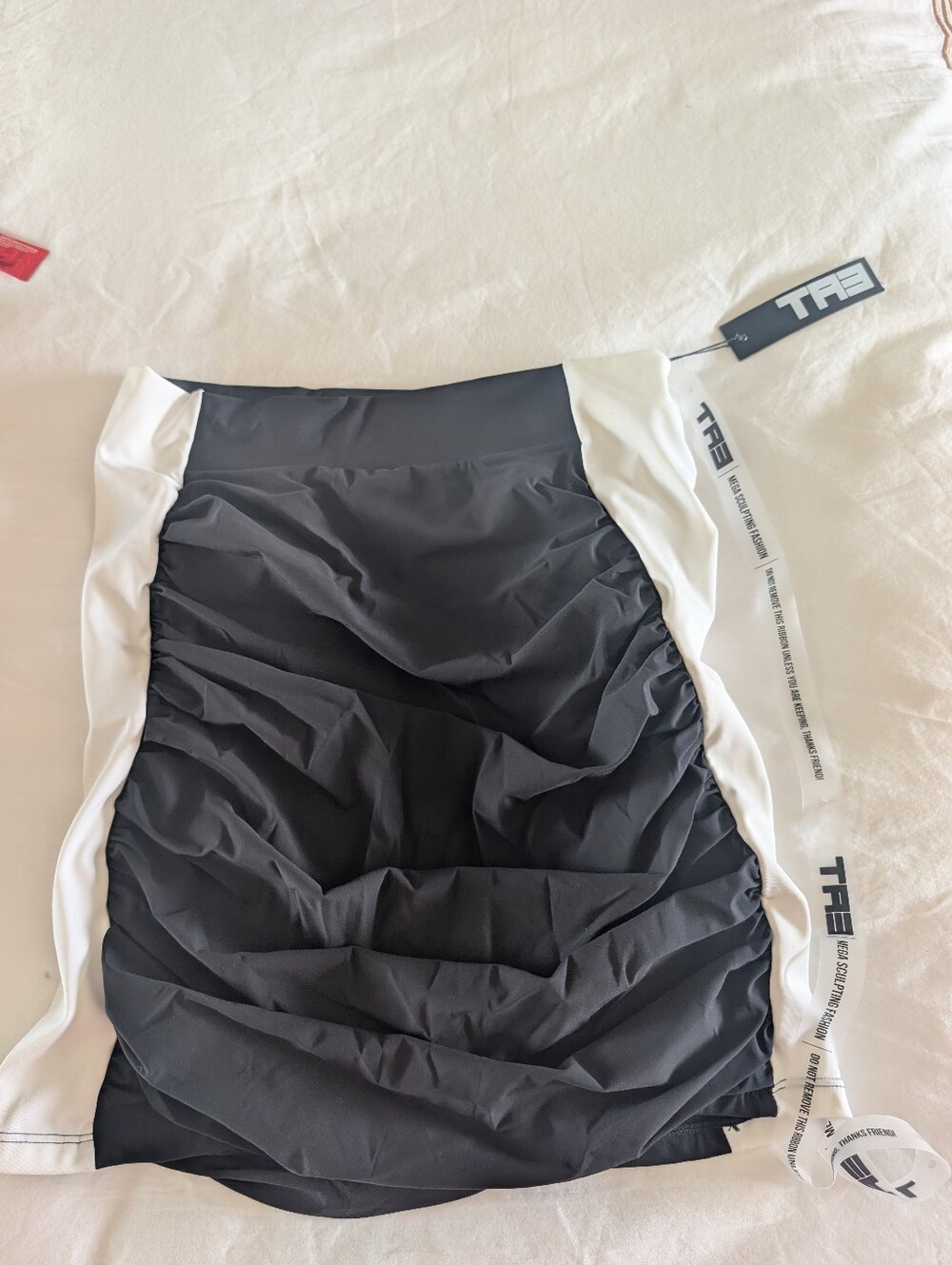TA3 Mini Ruched Skirty Contour Black/White - Picture 2 of 4
